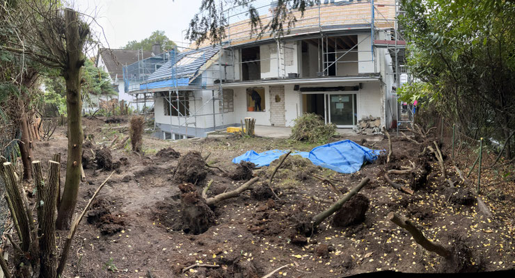 Gebäude mit Gerüst auf einer Abbruch- und Rückbau-Baustelle von CS Abbruch