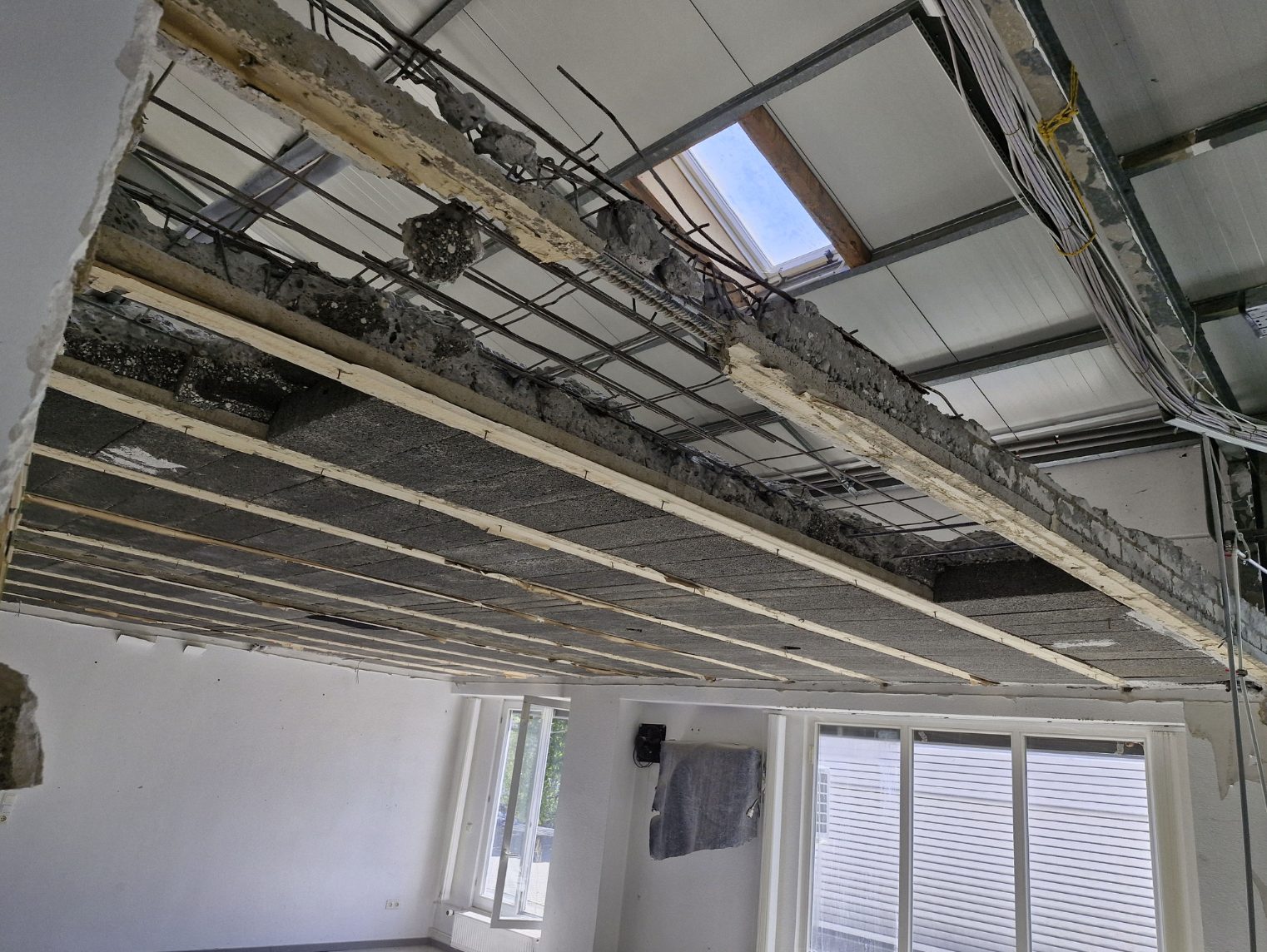 Geöffnete Stahlbetondecke mit freigelegter Bewehrung