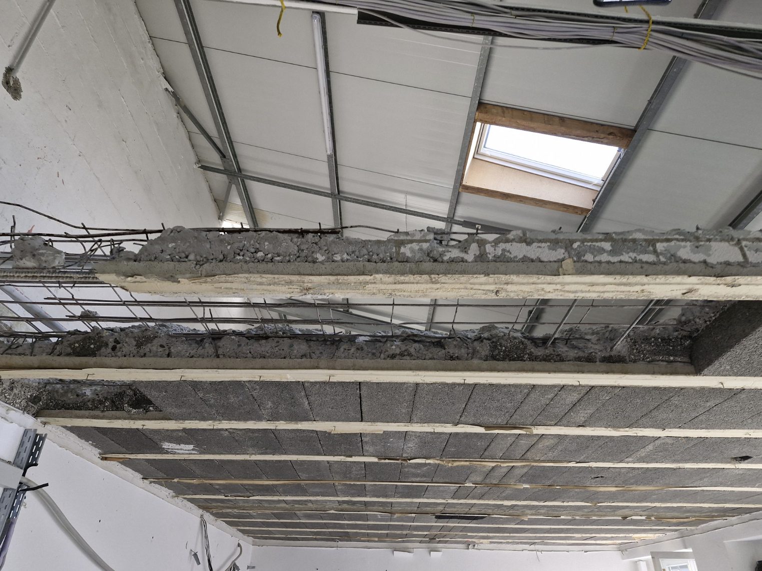 Freigelegte Beton- und Stahlträger der Decke