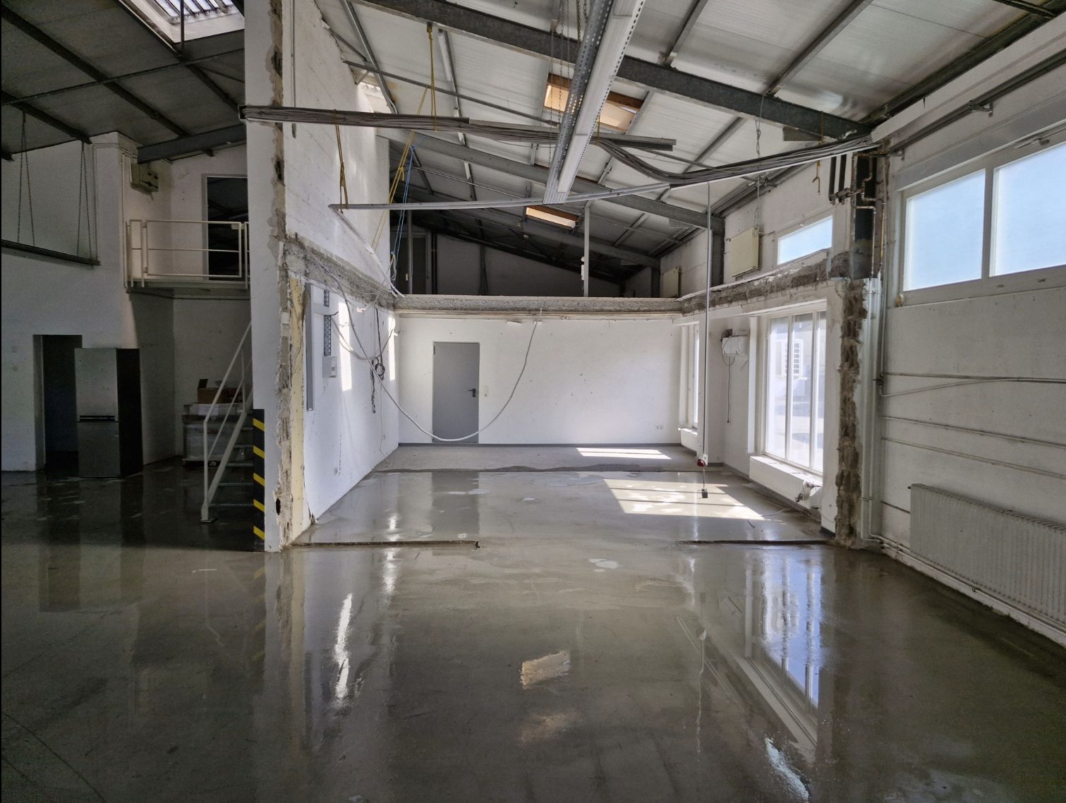 Industriehalle mit vergrößerter Deckenhöhe nach dem Deckendurchbruch