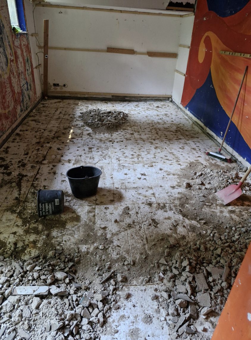 Aufgestemmter Bodenaufbau im Raum