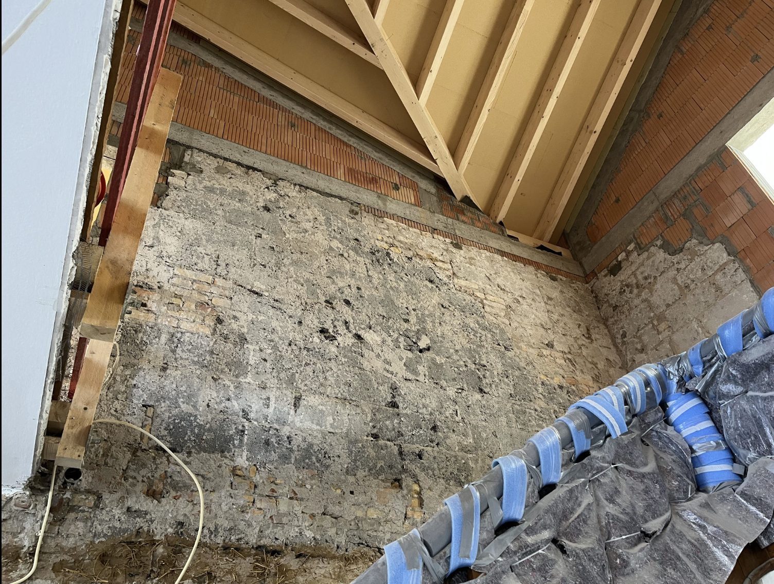 Bis auf das Bruchsteinmauerwerk freigelegte Wand