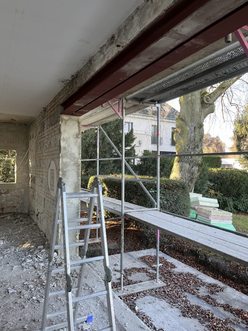 Freigelegte Etage mit Gerüst über dem Garten