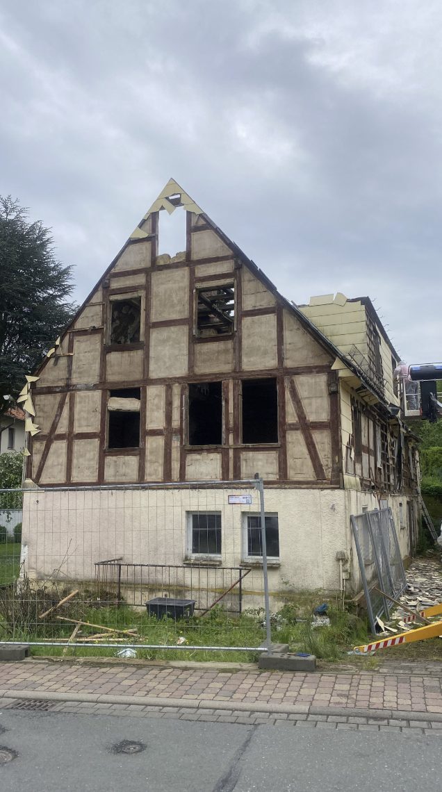 Einsturzgefährdetes Fachwerkhaus vor dem Abriss