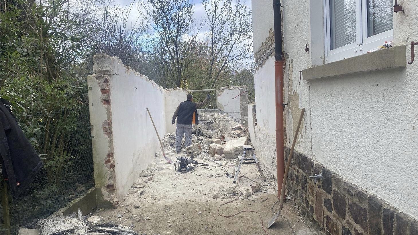 Konstruktiver Abriss der Wände des Garagenanbaus