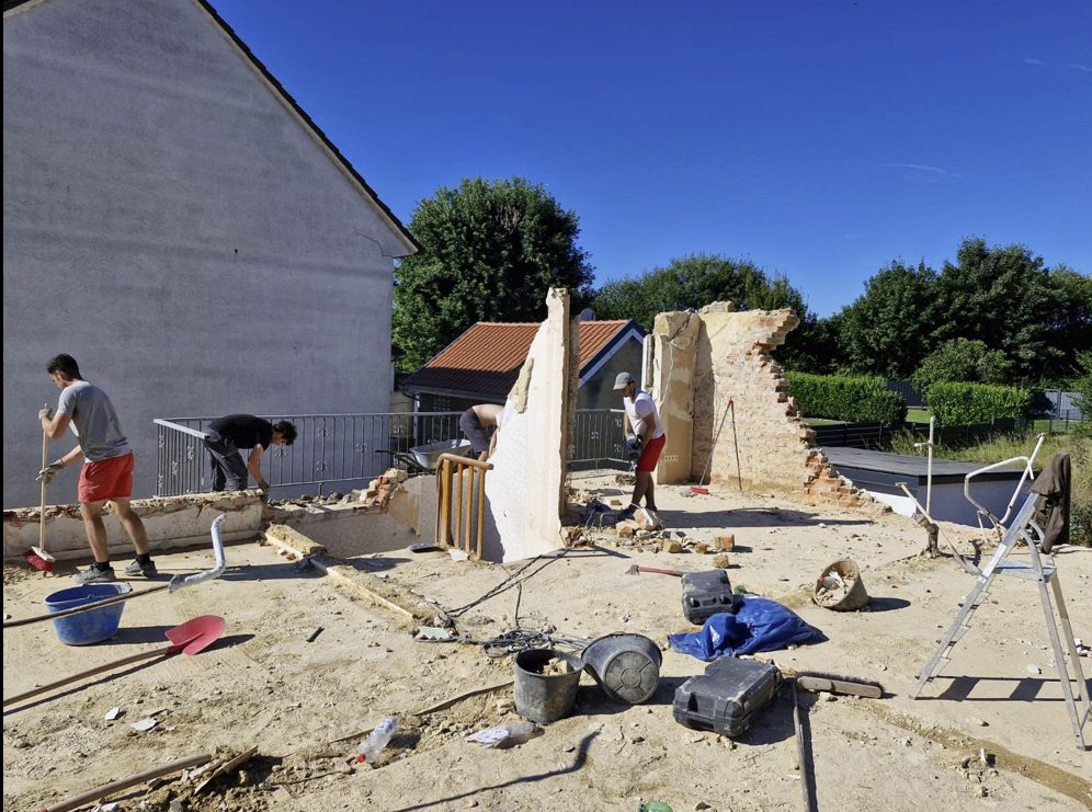 Team von CS Abbruch beim kontrollierten Mauer-Rückbau