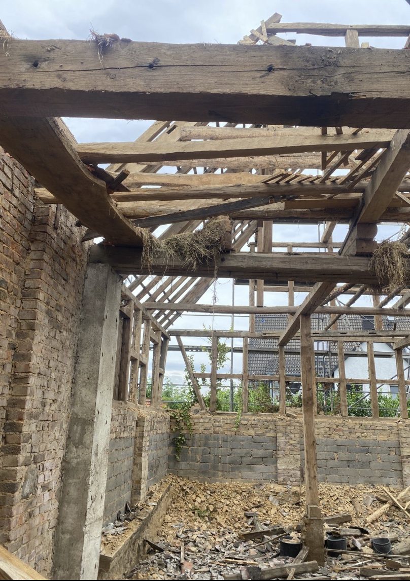 Altes Holztragwerk der Scheune vor dem Rückbau